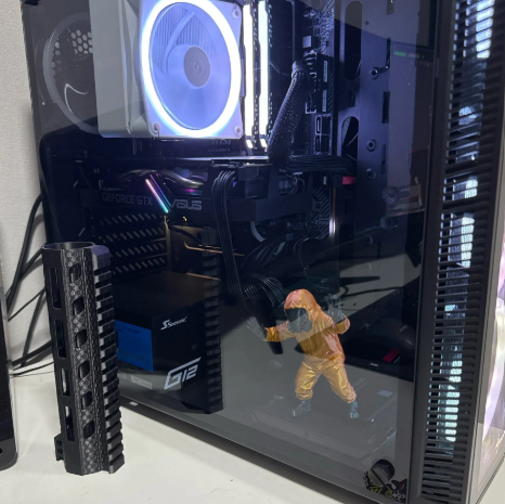Backrooms "Trapped" Hazmat PC Case Figurine (102mm) | Tempered Glass Diorama Mod
